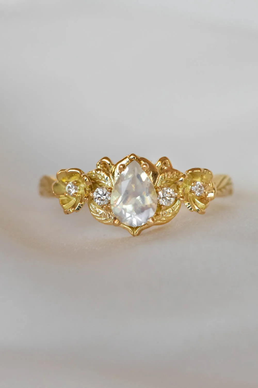 Adelina | bridal ring set for pear cut gemstone, version 1