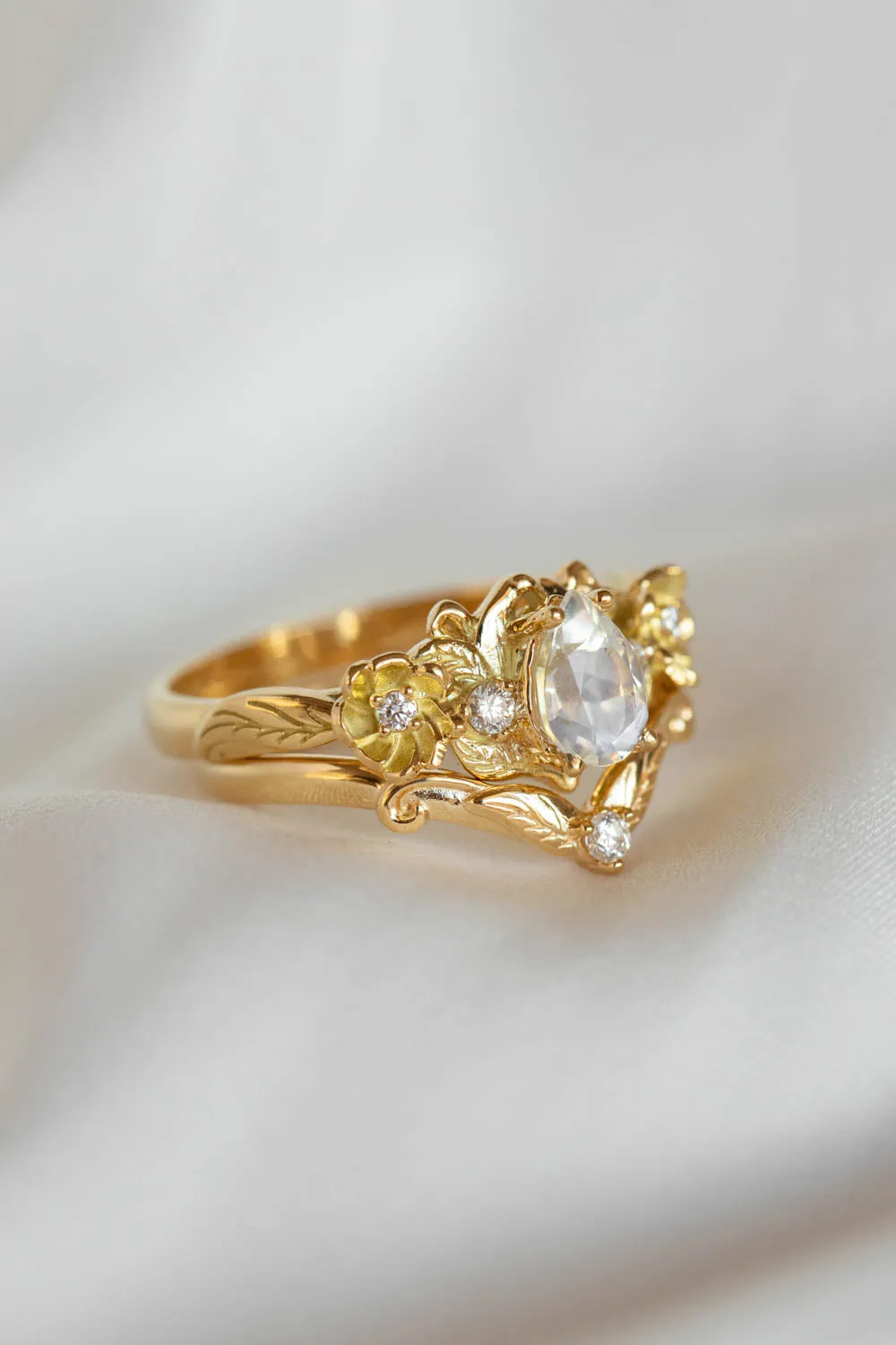 Adelina | bridal ring set for pear cut gemstone, version 1