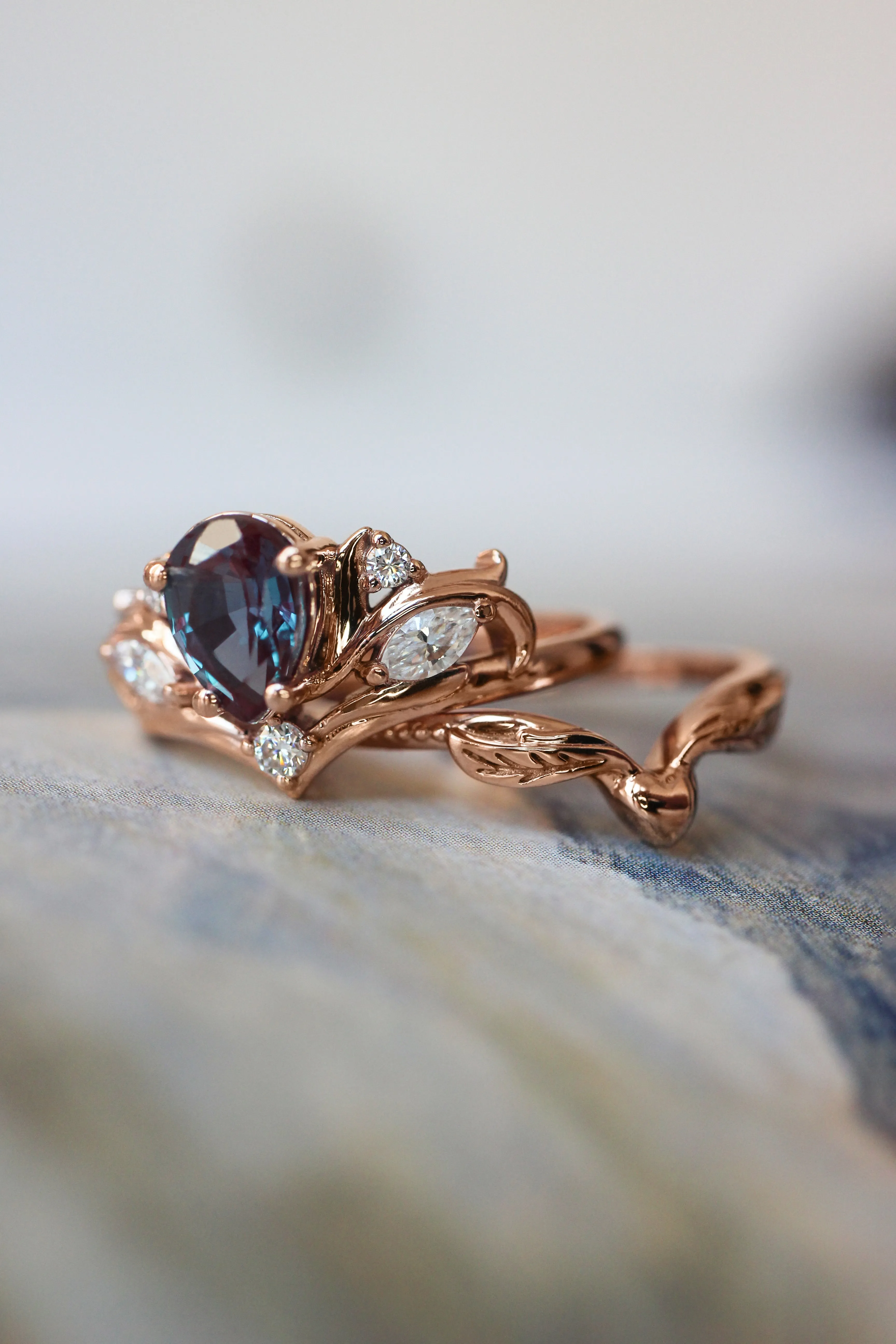 Bridal ring set with pear cut alexandrite / Swanlake